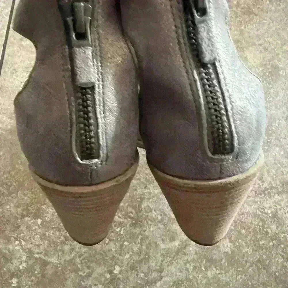 Eileen Fisher Size 7 Lou Gold Sandal Heel Strappy Metallic Peep Toe Stacked Heel - Picture 6 of 6